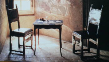  Nostalgia for the mural themes of past influenced this wall painting and antique-fashioned furniture reflects the determination to keep the traditional art alive.